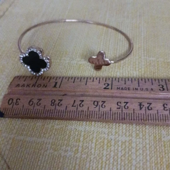 Elegant Gold and Black Clover Bracelet EUC - Picture 4 of 5